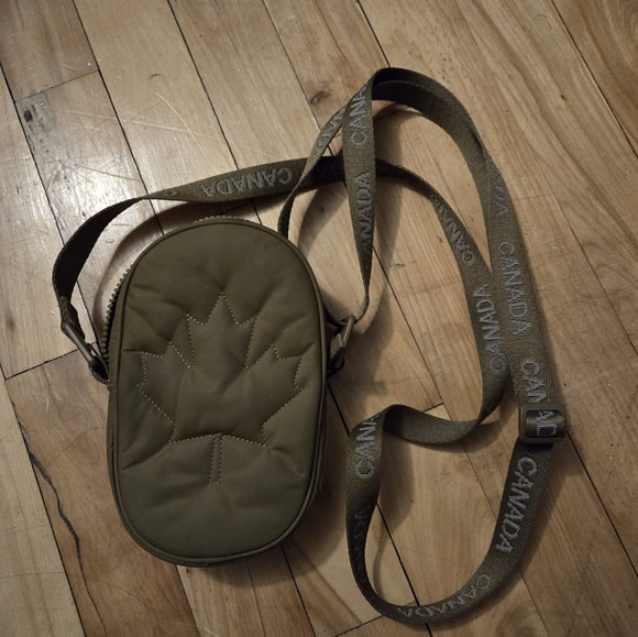 💢SOLD💢 Lululemon Crossbody Team Canada, Olive Green Bag - Picture 2 of 8